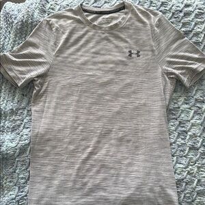 Under Armour Gray Athletic Short Sleeve Tee Moisture-Wicking